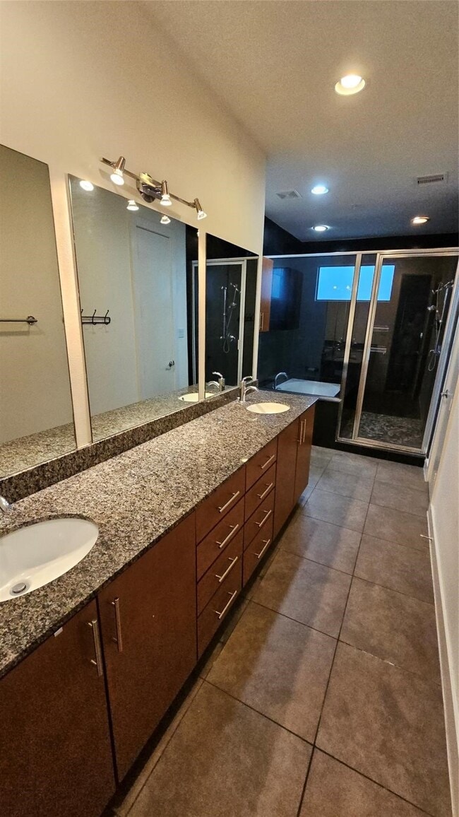 Building Photo - 2301 Camden Dr