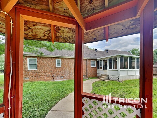 Building Photo - 2103 Winthorne Ln