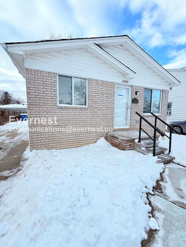 Building Photo - 3 Bed/1 Bath Home with Modern Amenities / Pet-Friendly / Vouchers Accepted / Available Now!