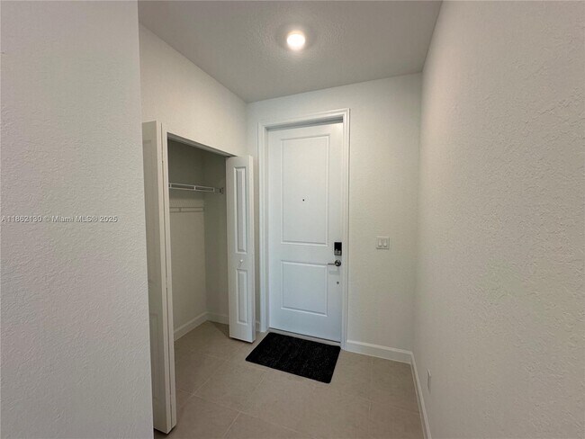 Building Photo - 402 SE Crossoak Ln