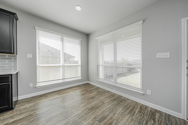Building Photo - 536 Fallbrook Dr