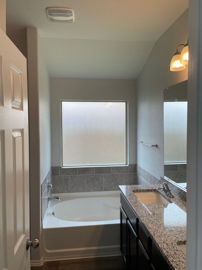 Building Photo - Available Now | Modern Single-Story 3 Bed, 2 Bath | Separate Office/Den | Big Yard | Pet Restrict...