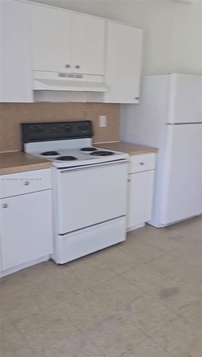 Building Photo - 250 SW 11th Ave