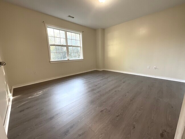 Building Photo - 2025 Shirleydale Ave