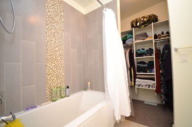 Building Photo - Modern 3 Bedroom 3 Full Bathroom Townhome in Midvale!!!