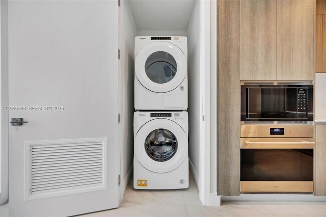 Building Photo - 17550 Collins Ave