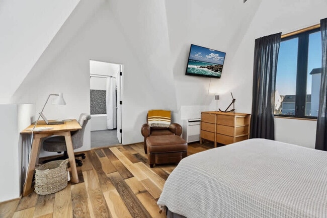 Building Photo - 10 Anchor St