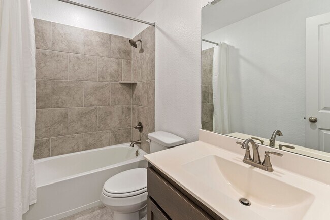 Building Photo - Beautiful 4 bedroom, 3 bathroom home in Hu...