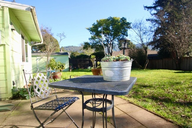 Building Photo - 2 Bedroom 1 bath - Bennett Valley