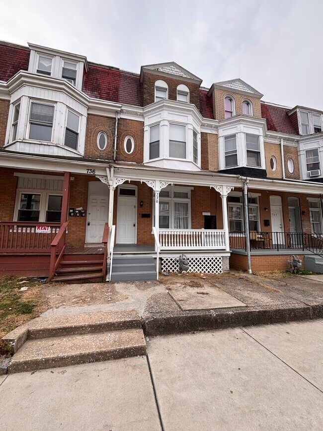 Building Photo - 738 W Poplar St