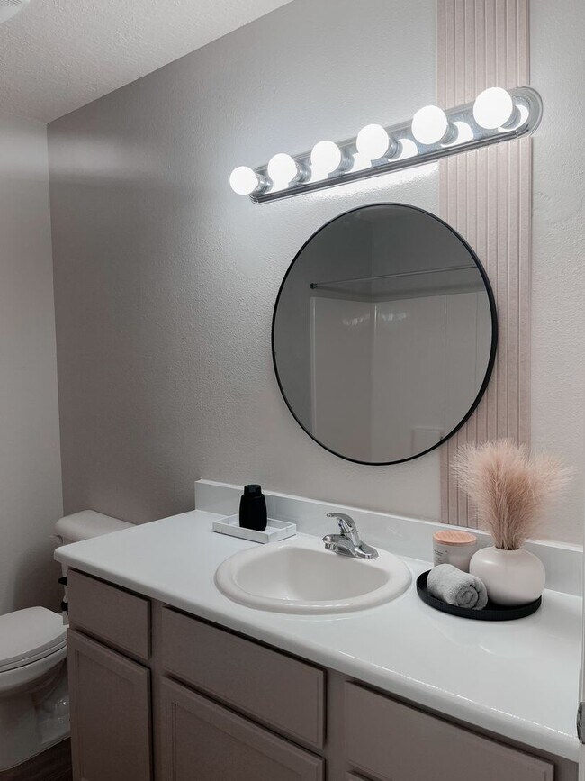 Building Photo - Beautiful Townhouse