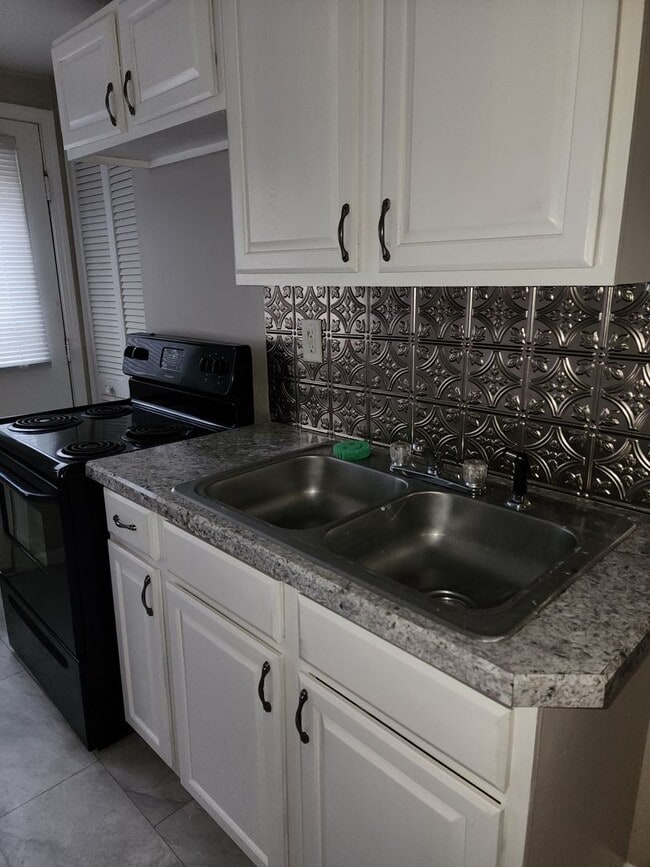 Building Photo - 909 W Adams St