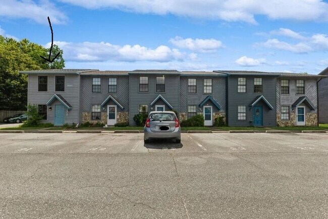 Primary Photo - 1325 Greendale Ave