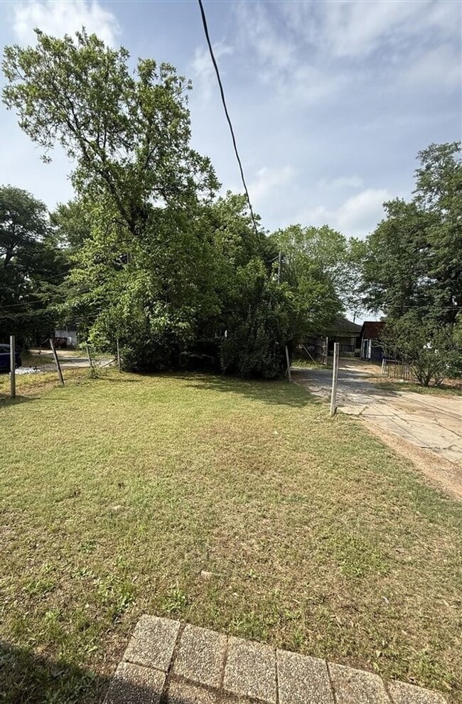 Building Photo - Beautifully Renovated 2 bedroom, 1 bath Bungalow | Historic Highland area | $900/Month Rent