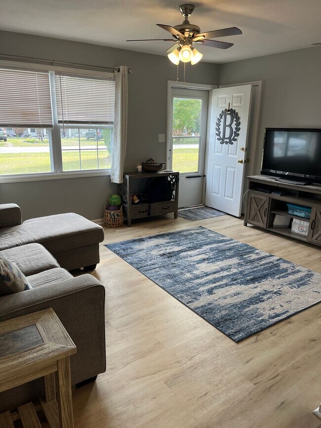 Building Photo - Updated Home in Great Location