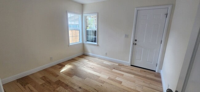 Building Photo - East Sac Charmer