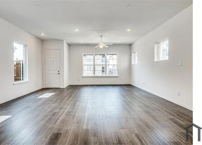 Building Photo - 6205 Queens Path