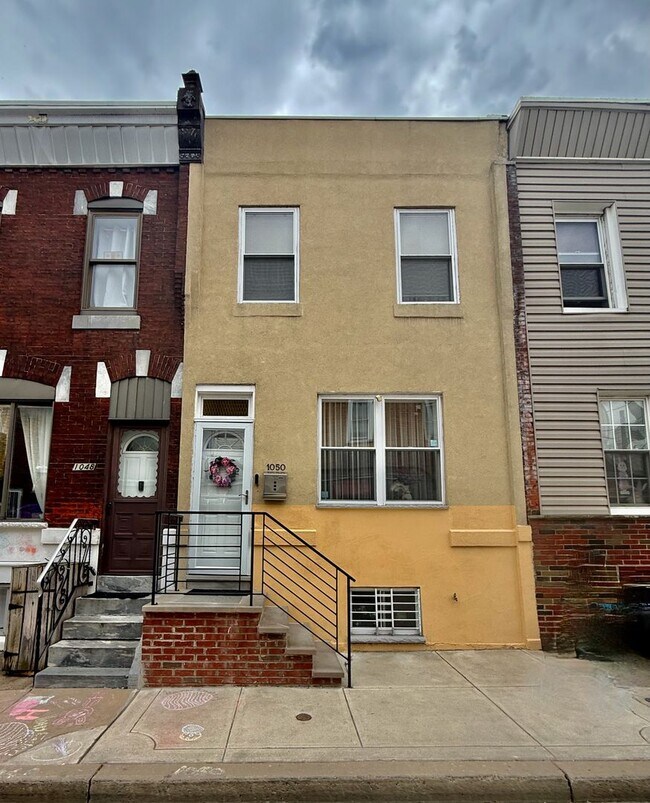 Building Photo - SPACIOUS & MODERN 3 BED/1.5 BA HOUSE w/ Central AC-HARDWOOD Flooring-WASHER/DRYER & Rear PATIO in...