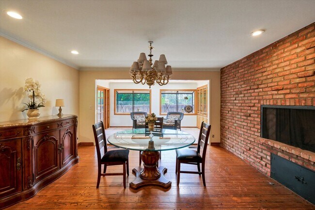 Building Photo - 5-Bedroom Home in Desirable Friendly Hills...