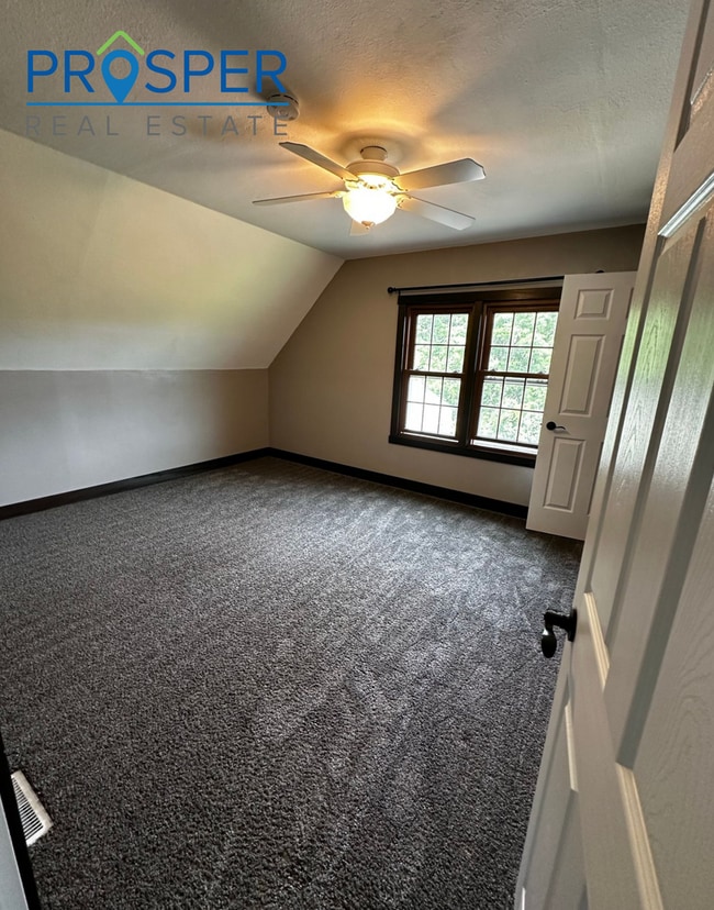 Building Photo - 3 Bedroom Farmstyle House with 3 acres!