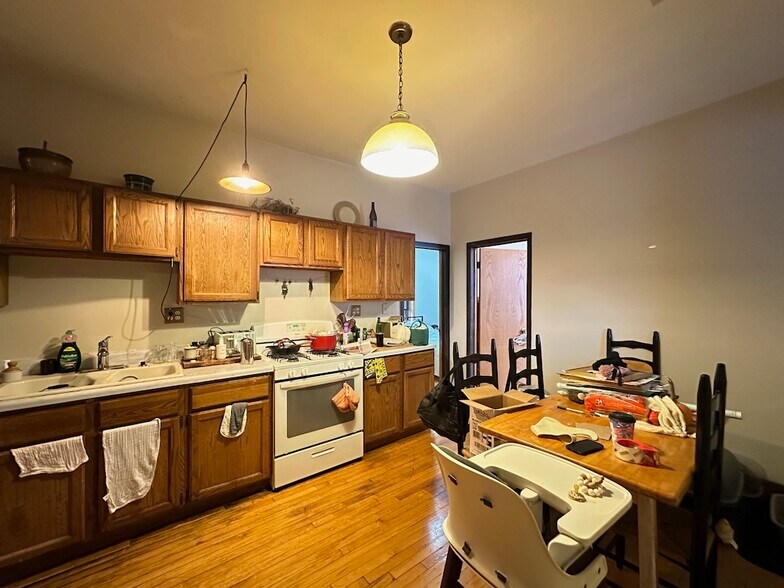 Building Photo - 937 N Hoyne Ave