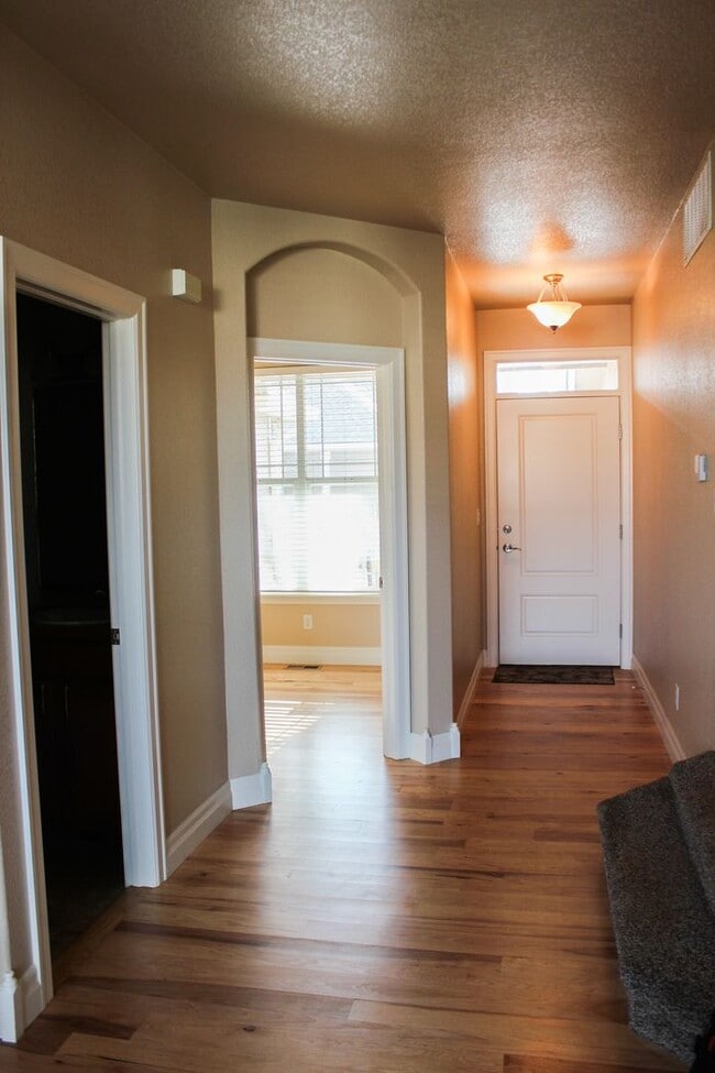 Building Photo - Meticulously maintained townhome on August...