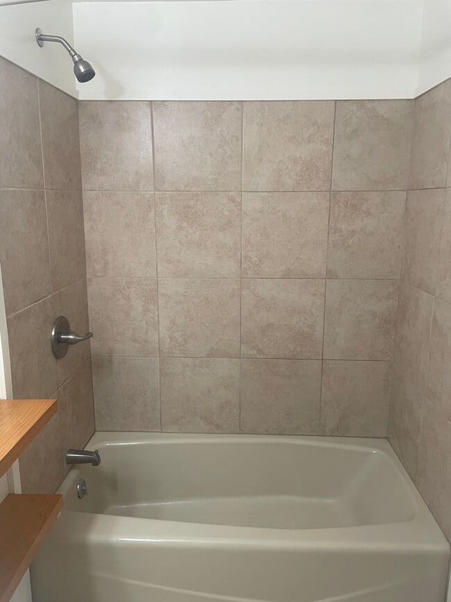 Building Photo - Nicely Maintained Clinton Home with Upgrades and Fenced Yard!