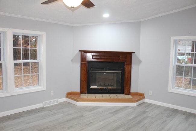 Building Photo - 6 Laura Ln