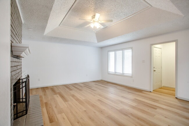 Building Photo - Fully updated 2 bedroom 2 bath 2 car garag...