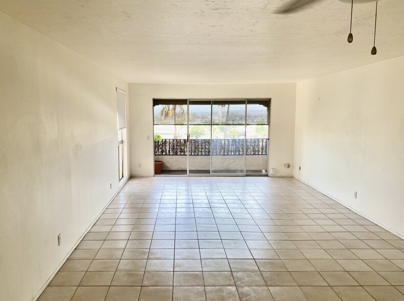 Living Room and patio - 2540 Clairemont Dr