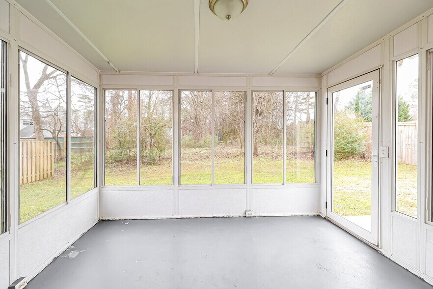 Building Photo - 11518 Larix Dr