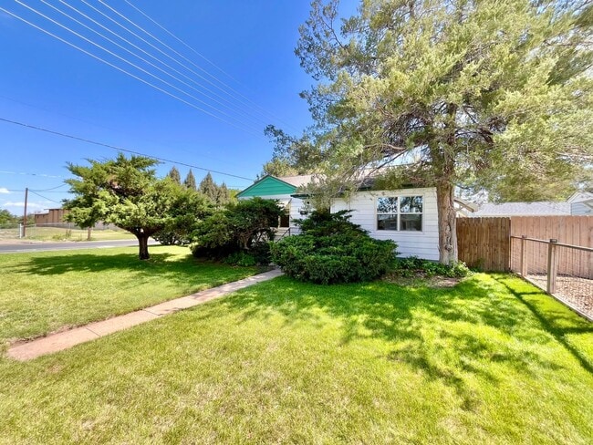 Building Photo - Cozy 2 bed 1 bath Home with Fenced Yard!