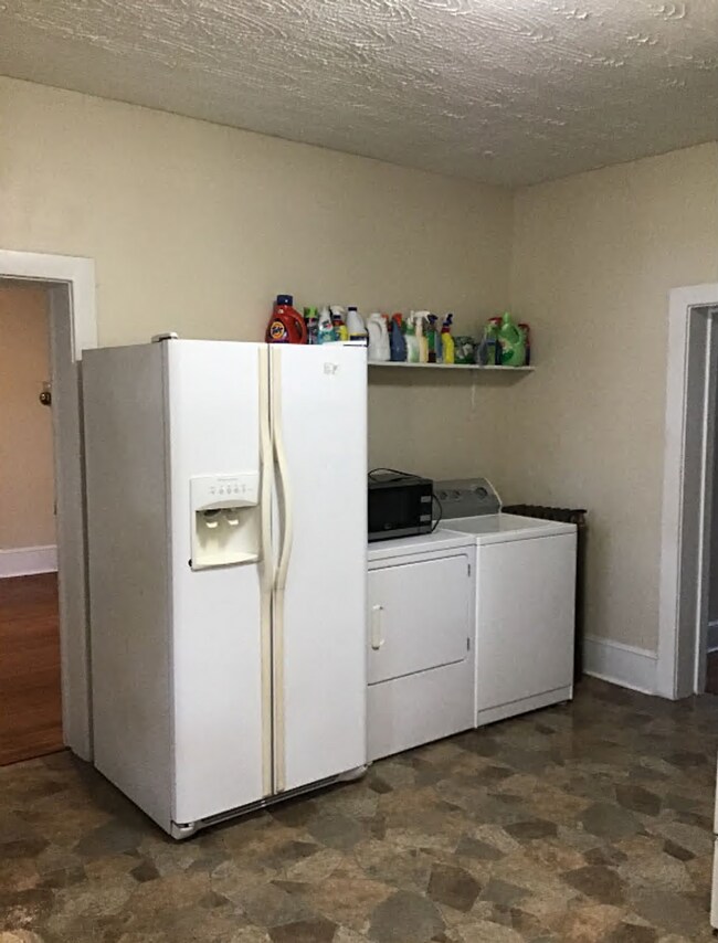 Building Photo - Perfect for college students, but great for others too!