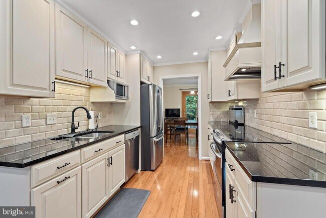 Building Photo - 1719 Larkmeade Dr