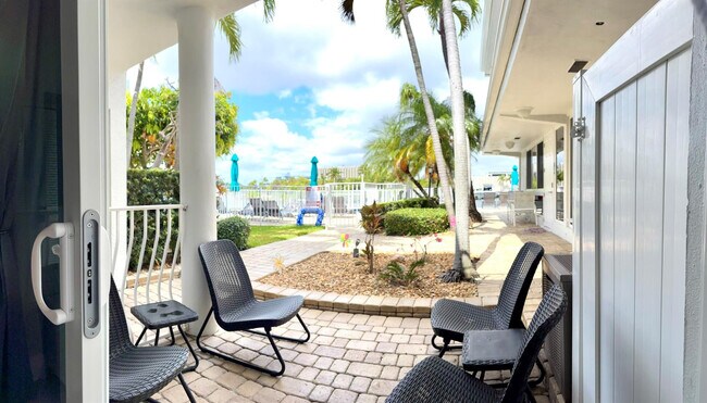 Building Photo - 1705 N Riverside Dr