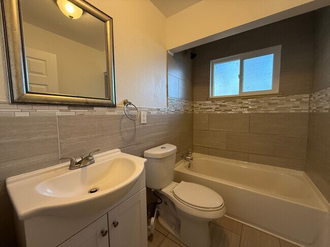 Building Photo - Beautifully Updated Home near Federal & Al...