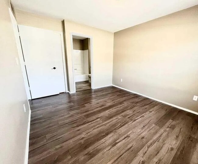 Building Photo - 15650 Stone Crossing Dr