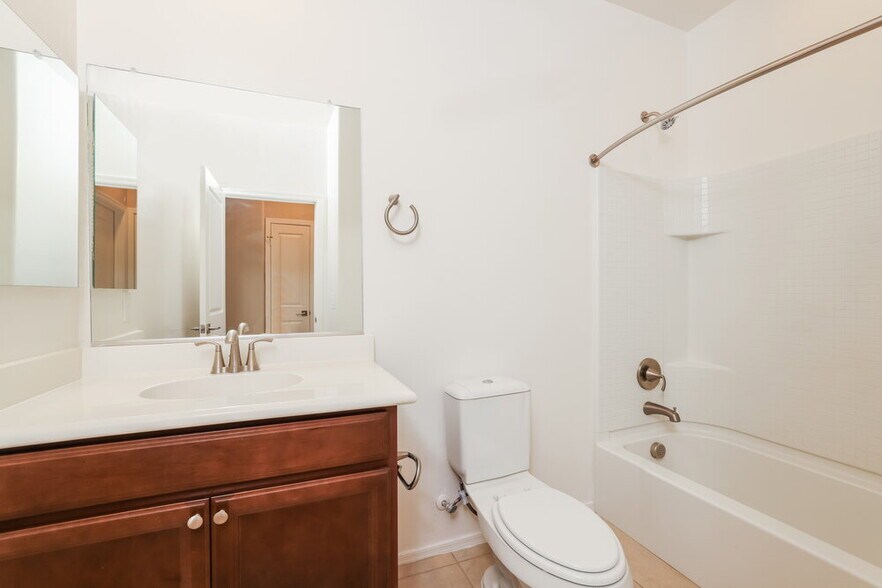 Building Photo - 876 E Bottomlands Ln