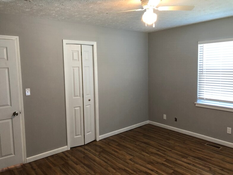 Building Photo - 907 N Osage Ave