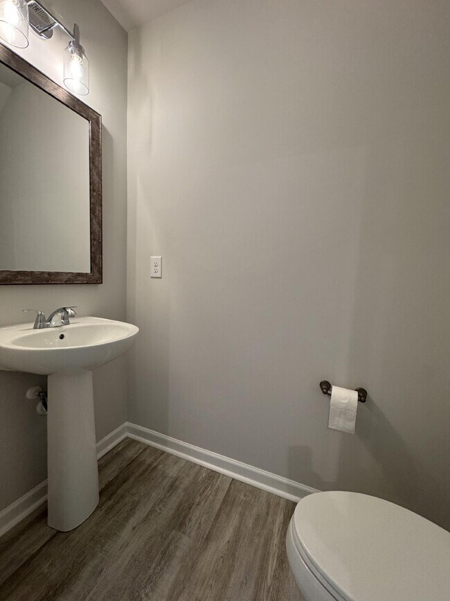 Building Photo - Modern 3-Bed Townhome in Greer — Stylish D...