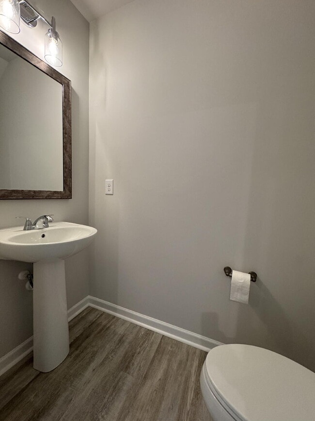 Building Photo - PRICE REDUCED! Modern 3-Bed Townhome in Gr...