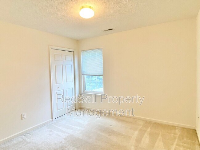Building Photo - 200 Halles Run