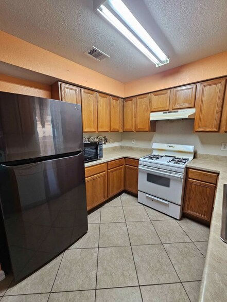 Building Photo - 9810 Thorn St