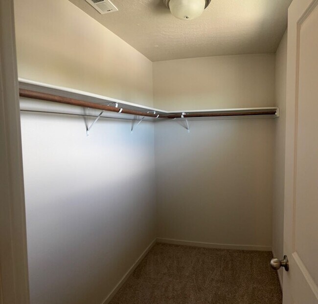 Building Photo - 1613