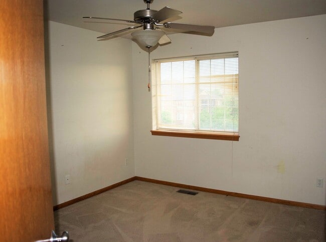 Building Photo - Large Iowa City Townhouse