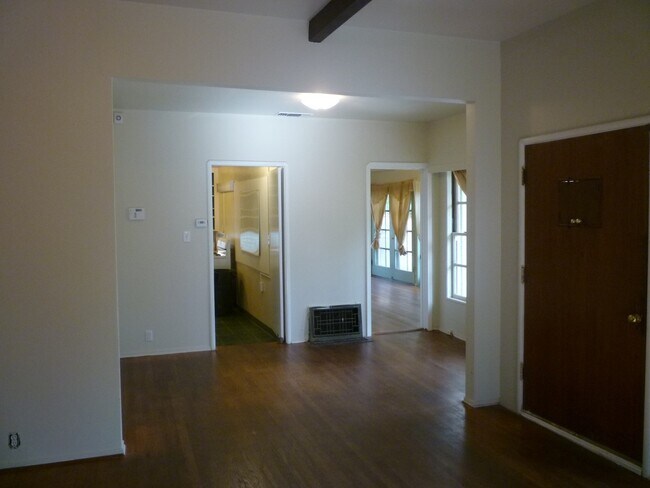 Building Photo - 3 Bedroom plus bonus room! Close to Enloe, CSUC and Downtown