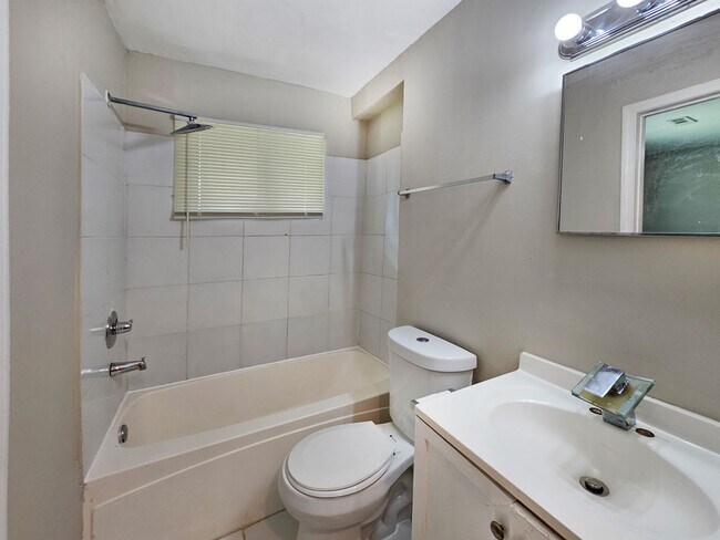 Building Photo - 2/1 Duplex Near Hank Aaron Dr - Housing Vo...