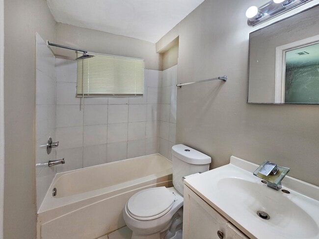 Building Photo - No Steps - 2/1 Duplex Near Hank Aaron Dr - Housing Vouchers Accepted