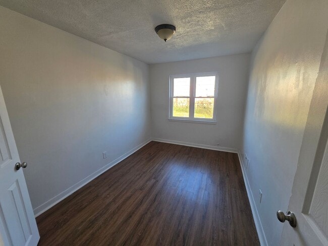 Building Photo - 1321 E 23rd St