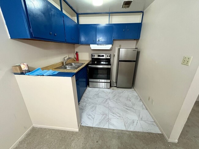 Building Photo - Cozy 1 Bedroom, 1 Bath Condo with Easy Freeway Access